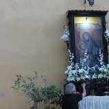 Nella strada di Santa Maria del Buon Consiglio un'anziana cura un'edicola dedicata alla Madonna